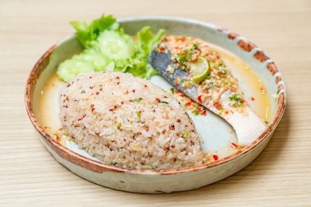 Quinoa arroz frito com salmão cozido no vapor em molho de pimenta calabresa