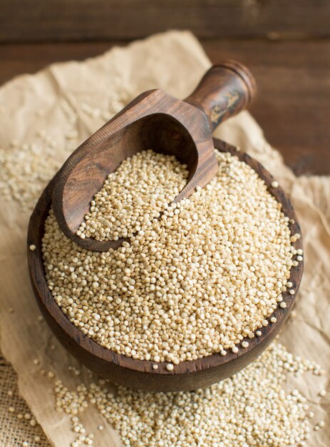 Quinoa branca com colher de pau e tigela