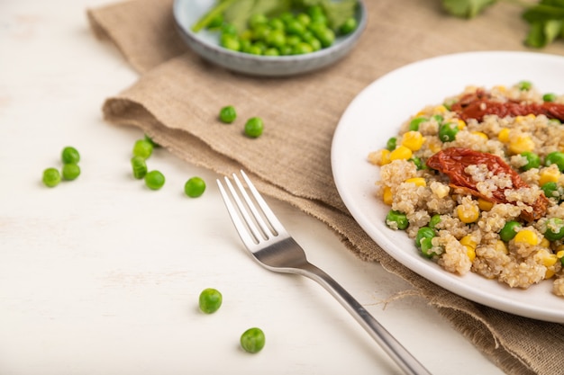 Quinoa-Brei mit Erbsen, Mais und getrockneten Tomaten