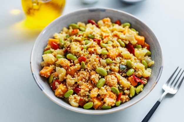 Quinoa com legumes na tigela