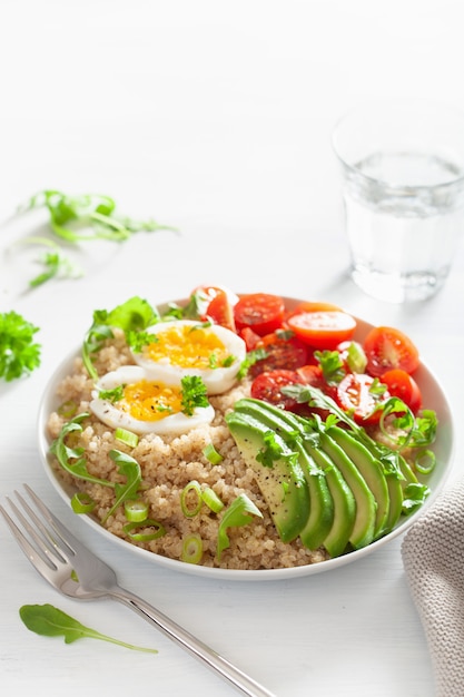 Quinoa com ovo cozido, abacate, tomate, rúcula. café da manhã saudável