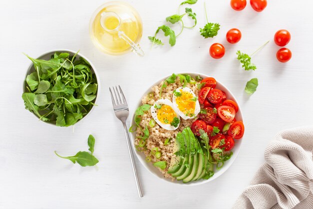 Quinoa com ovo cozido, abacate, tomate, rúcula. café da manhã saudável