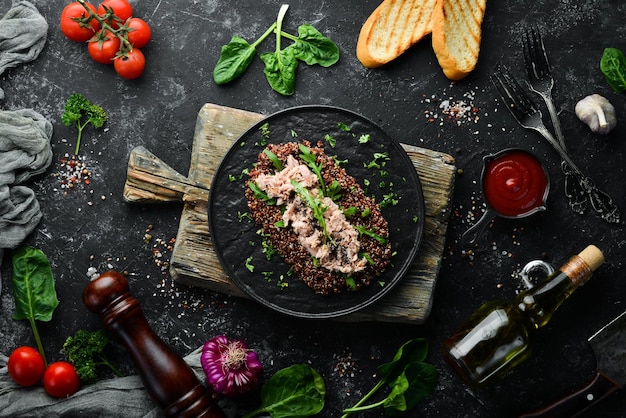 Quinoa com sementes de atum e chia Superalimento Comida saudável Vista superior Espaço livre para o seu texto