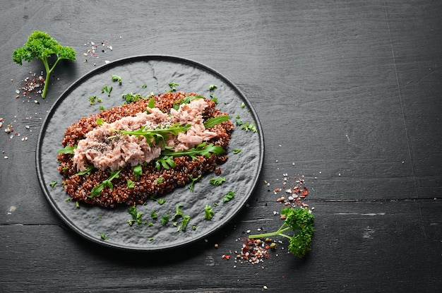 Quinoa com sementes de atum e chia Superalimento Comida saudável Vista superior Espaço livre para o seu texto