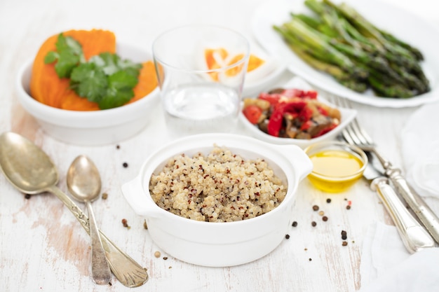 Quinoa cozida e legumes na mesa branca
