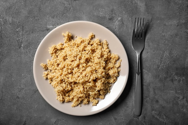 Quinoa cozida em fundo cinza