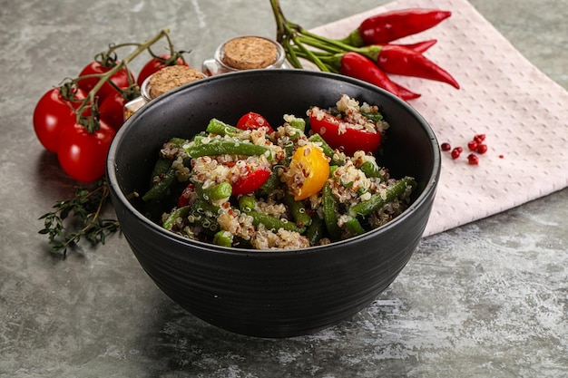 Foto quinoa cozida vegana com legumes