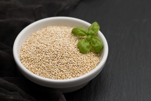 Quinoa crua em tigela branca