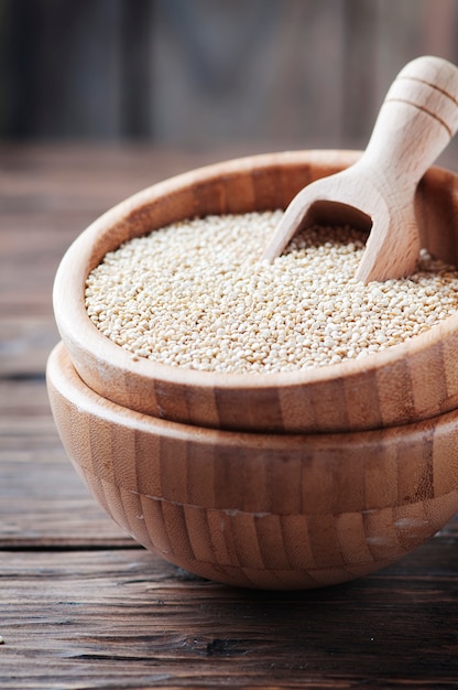 Quinoa crua na mesa de madeira