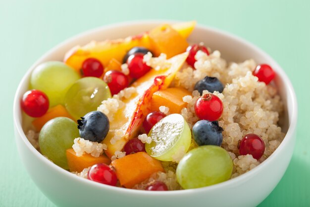 Quinoa de café da manhã saudável com frutas baga nectarina uva mirtilo