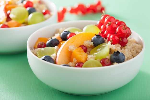Quinoa de café da manhã saudável com frutas baga nectarina uva mirtilo