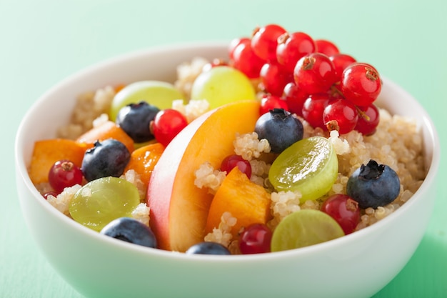 Quinoa de café da manhã saudável com frutas baga nectarina uva mirtilo