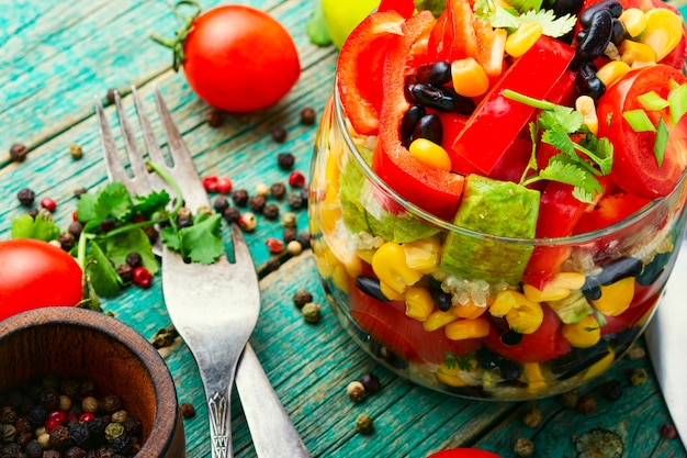 Quinoa e salada de vegetais