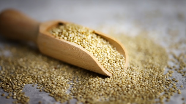 Quinoa em uma espátula de madeira.