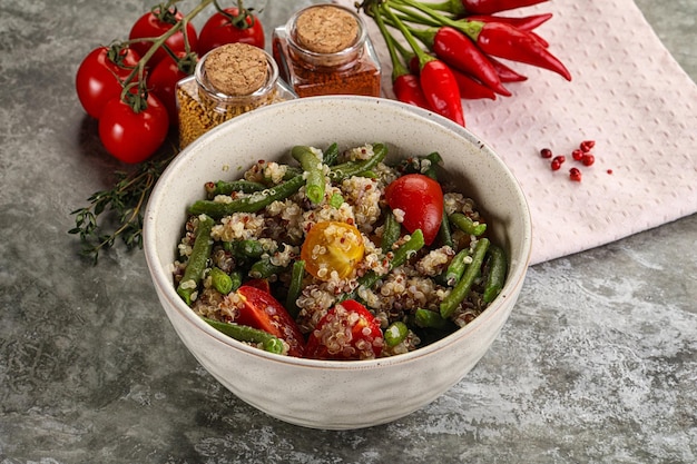 Quinoa hervida vegana con verduras tomate y judía verde