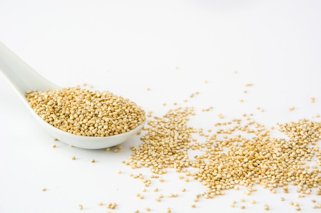 Quinoa in einem Löffel lokalisiert auf weißem Tisch