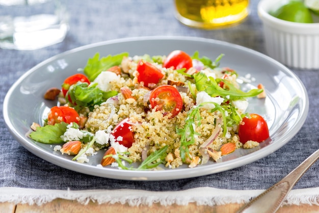 Quinoa mit Feta, Mandel- und Rucolasalat