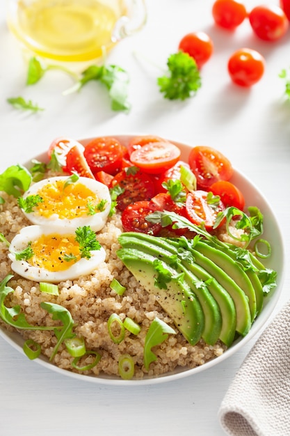 Quinoa mit gekochtem Ei, Avocado, Tomate, Rucola. gesundes Frühstück