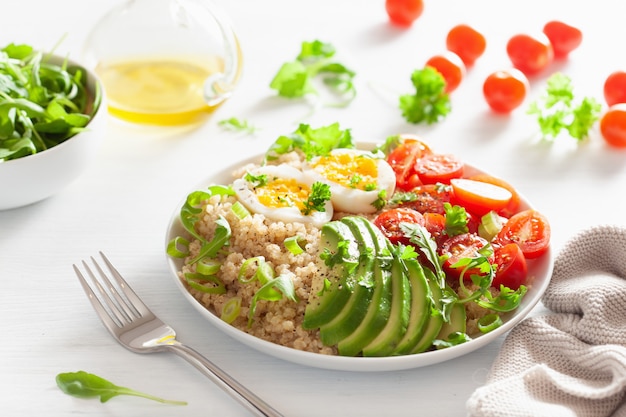 Quinoa mit gekochtem Ei, Avocado, Tomate, Rucola. gesundes Frühstück