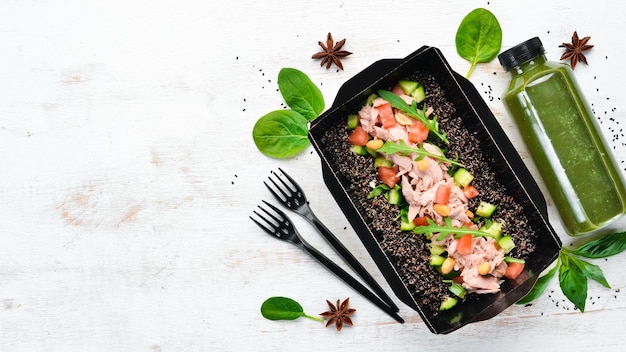 Quinoa mit Thunfisch und Gemüse Essen mit Lieferung Draufsicht Freier Platz für Ihren Text Rustikaler Stil