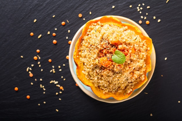 Quinoa orgânica caseiro do alimento saudável Bolinha doce dumpling Stuffed na pedra preta da ardósia