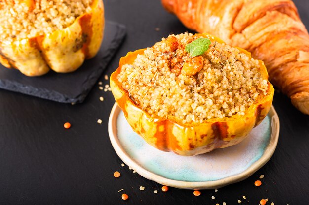 Quinoa orgânica caseiro do alimento saudável Bolinha doce dumpling Stuffed na pedra preta da ardósia