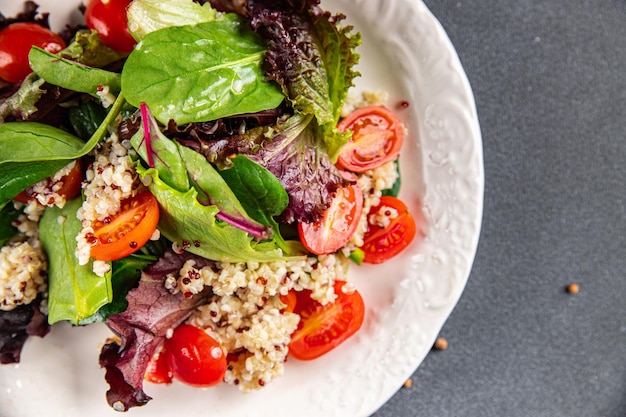 Quinoa-Salat frische Tomate grüner Salat Mix gesunde Mahlzeit Essen Snack auf dem Tisch Kopie Raum Essen