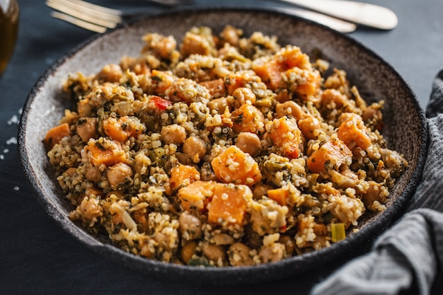 Quinoa-Salat mit Gemüse