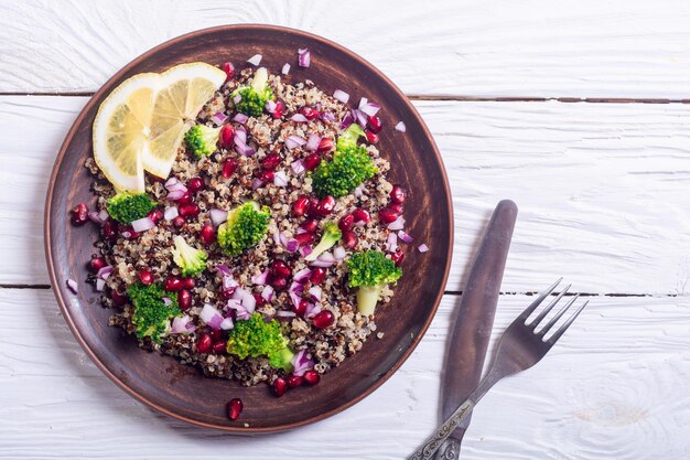 Quinoa-Salat mit Granatapfel-Brokkoli und Zwiebeln