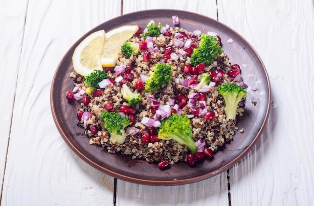 Quinoa-Salat mit Granatapfel-Brokkoli und Zwiebeln