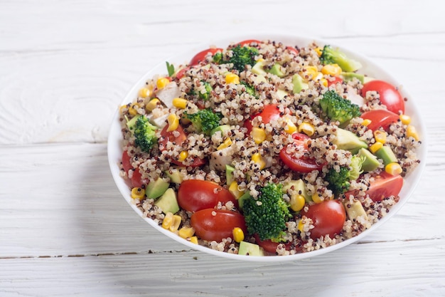 Quinoa-Salat mit Tomaten, Avocado, Brokkoli und Mais. Veganes Superfood