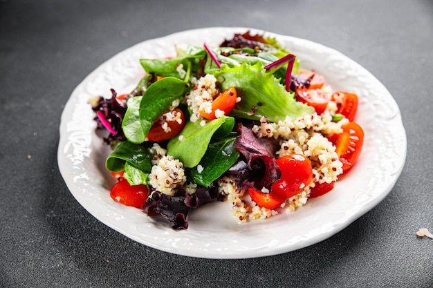 Quinoa-Salat Tomate grüner Kopfsalat mischen gesunde Mahlzeit Lebensmittel Snack auf dem Tisch Kopie Raum Essen