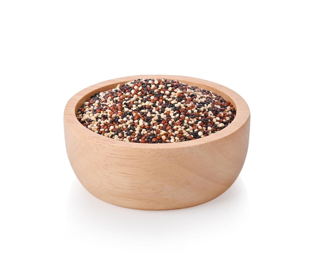 Quinoa-Samen in Holzschale auf weißem Hintergrund