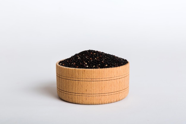 Quinoa-Samen in Schüssel auf farbigem Hintergrund Gesundes Kinwa in kleiner Schüssel Gesundes Superfood