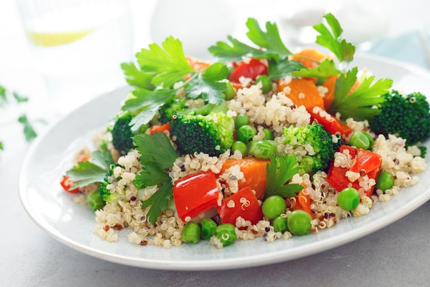 Quinoa- und Brokkoli-Gemüsesalat mit gebackenem Butternusskürbis oder Kürbis, grünen Erbsen, Paprika und Petersilie