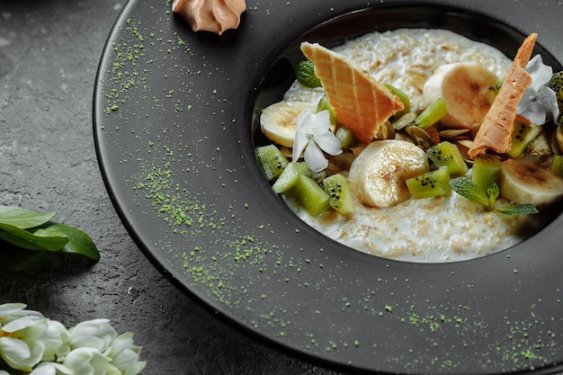 Quinoabrei mit Bananenblaubeere und Pekannüssen zum Frühstück