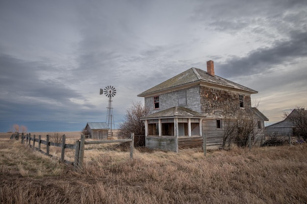 Quinta abandonada na zona rural de Alberta Canadá com céu nublado