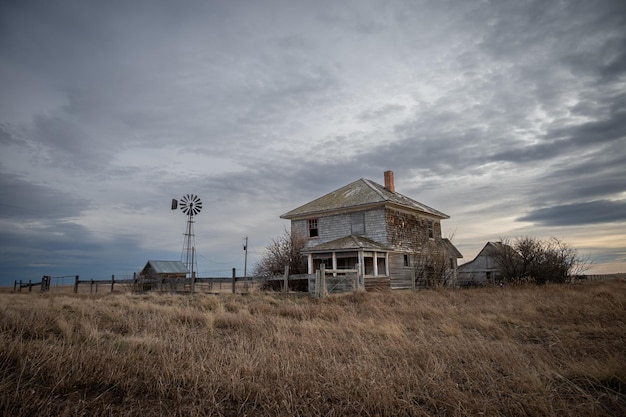 Quinta abandonada na zona rural de Alberta Canadá com céu nublado