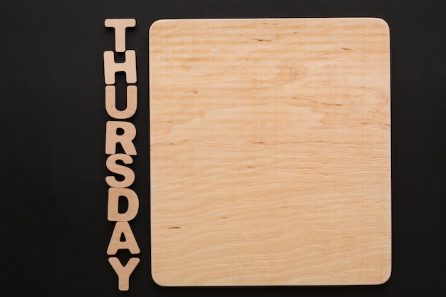 Foto quinta-feira de palavras com placa de madeira em branco. calendário, dia da semana, lista de tarefas, conceito de gerenciamento de tempo