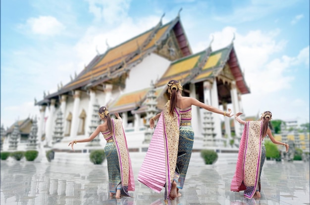 Quintal da mulher dançarina tradicional tailandesa com traje tailandês