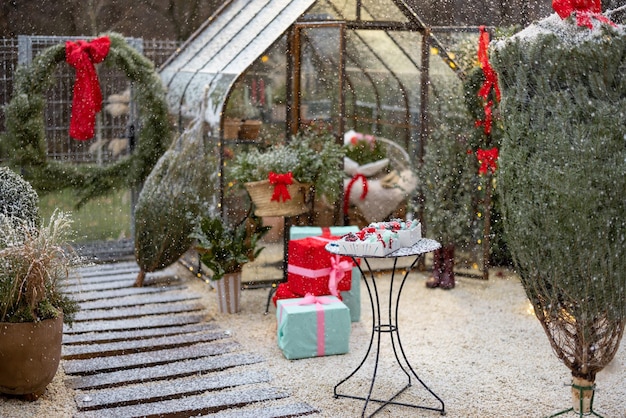 Quintal lindamente decorado com caixas de presentes árvore de Natal e coroas de flores nas férias de inverno no quintal