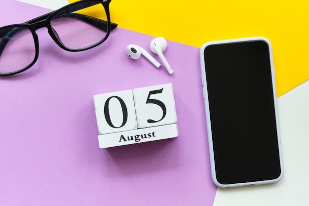 Quinto dia do conceito de calendário do mês em blocos de madeira