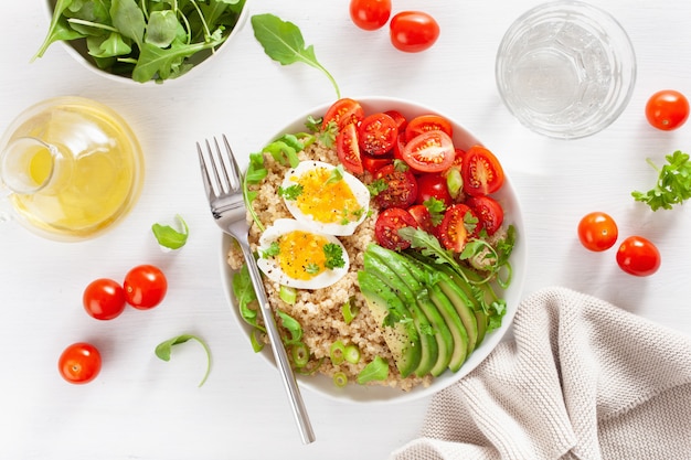 Quinua con huevo cocido, aguacate, tomate, rúcula. desayuno saludable