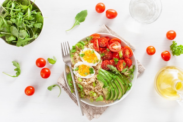 Quinua con huevo cocido, aguacate, tomate, rúcula. desayuno saludable