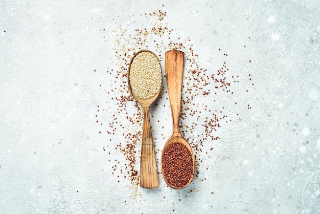 Foto quinua mixta en cucharas sobre la mesa de la cocina de madera vista superior producto de superalimento saludable y dietético