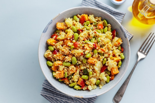 Quinua con verduras en un tazón