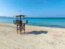 Foto quiosco de socorristas en la playa de ilica en la provincia de cesme izmir, turquía