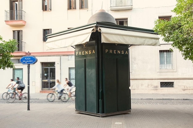 Quiosque dizendo imprensa Prensa na Plaza del Museo em Sevilla Espanha