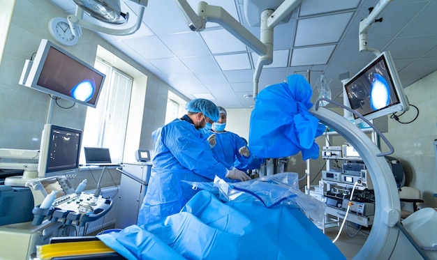 Quirófano médico profesional. Equipo de cirugía de emergencia.