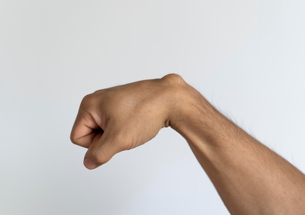 Foto quiste de ganglio en la mano del hombre sobre fondo blanco.